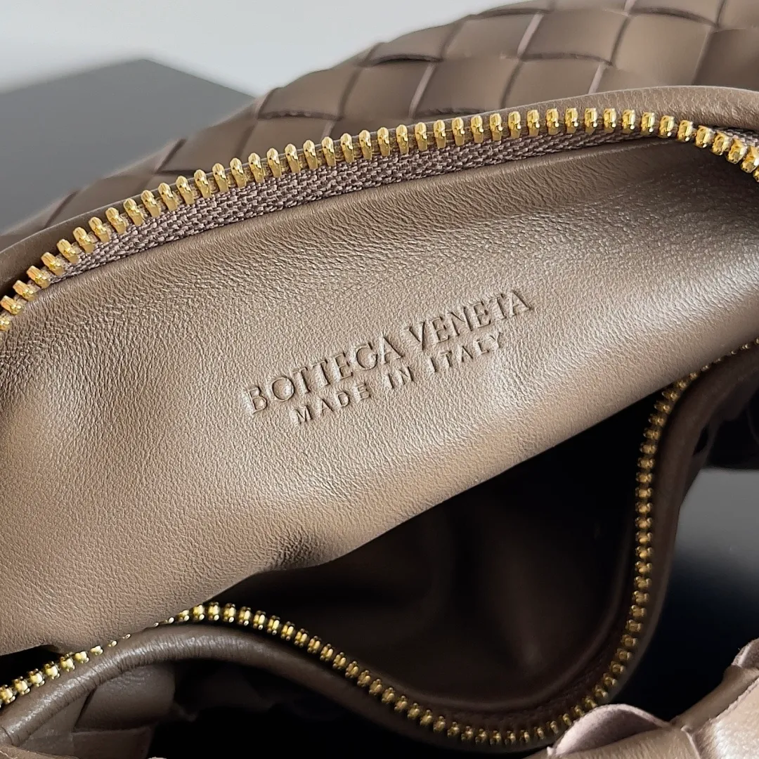 Batch 1120 Bottega veneta͙.——The latest woven knotted hobo🔥 The top-grade lambskin leather is very soft, the bag shape is unique, practical and durable. It retains the traditional woven elements while being a little more flamboyant ~ Made of hand-woven sheepskin, zipper opening and closing, curved seamless structure, effortless to match. Highly recommended⚠️⚠️⚠️ The highest-end in the market🌈 Welcome to compare [all shipped from the factory with a full set of packaging] size: 23x15x5cm.   Model: 651876